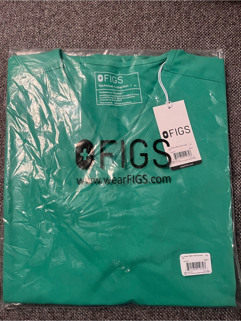 FIGS Casma Three-Pocket
Scrub Top™, M, Emerald Green - Picture 4 of 5